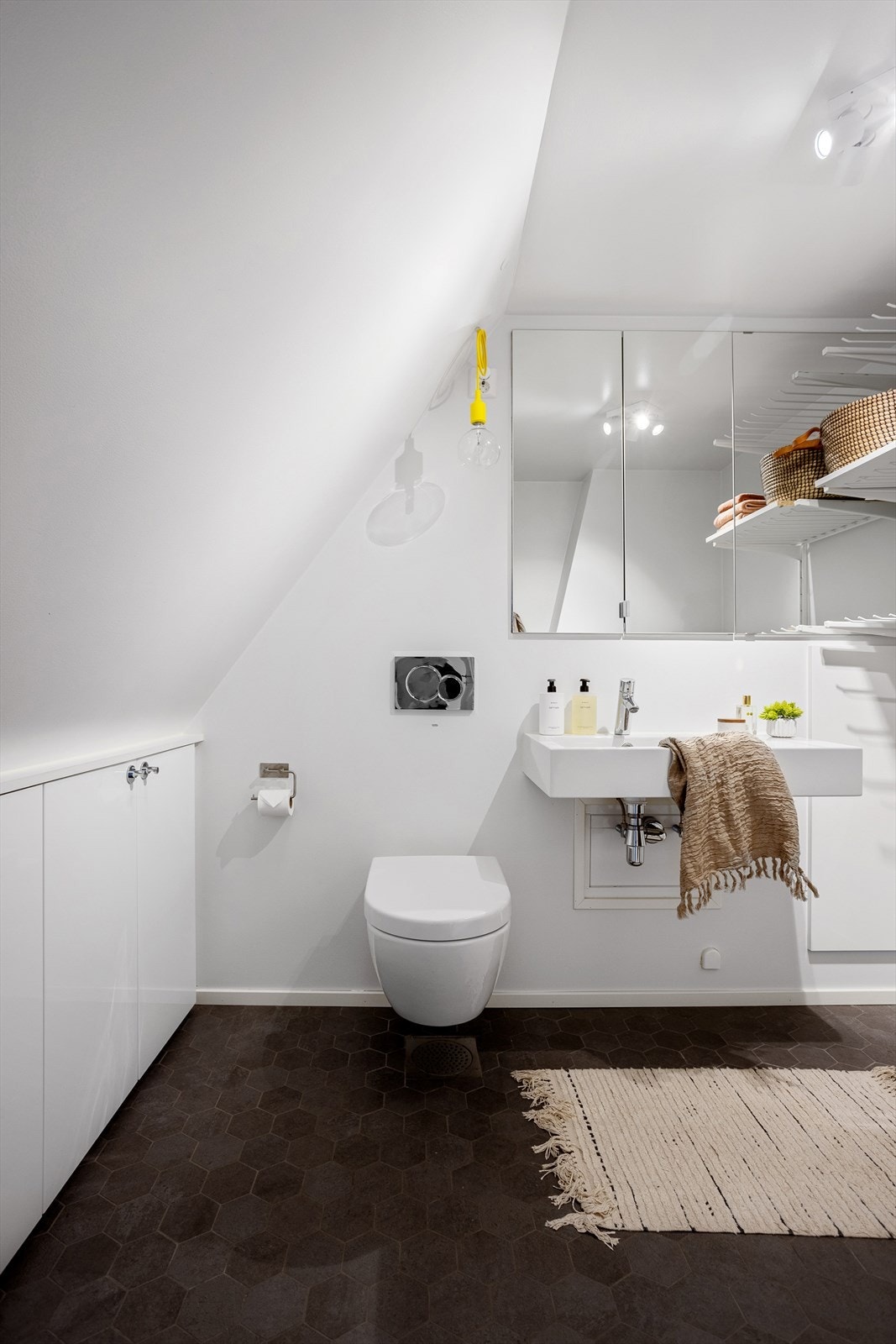 Det er baderom i begge etasjer. Badet/vaskerommet ble pusset opp i 2016. Galleribilde