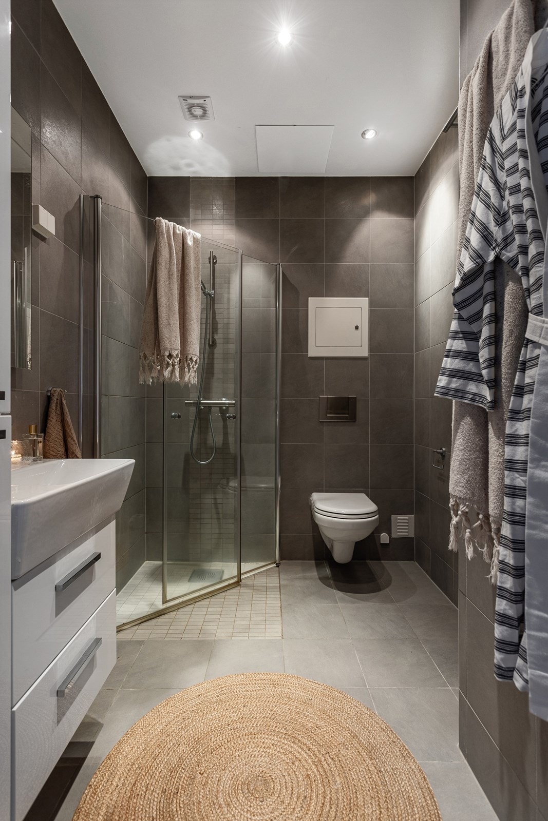 Pent baderom som ble pusset i 2009. Badet er utstyrt med dusj med innfellbare glassvegger, servantseksjon med skuffer og heldekkende porselensvask, speil med lys, høyskap og vegghengt wc. Galleribilde
