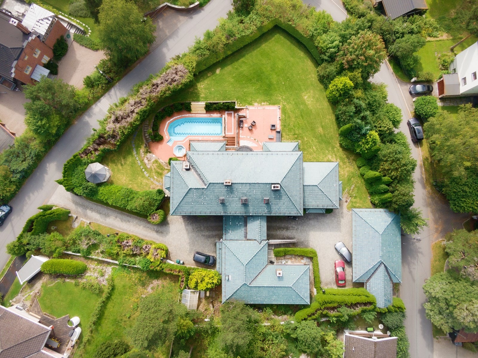 Eiendommen har et tomteareal på hele 3387 kvm Galleribilde