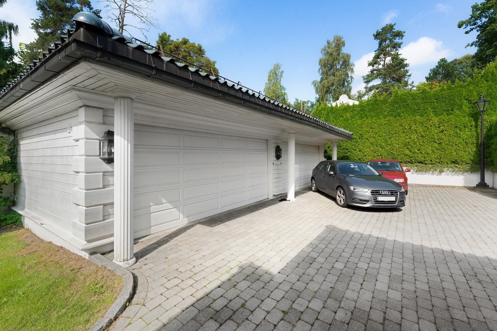 Garasje med plass til fire biler Galleribilde