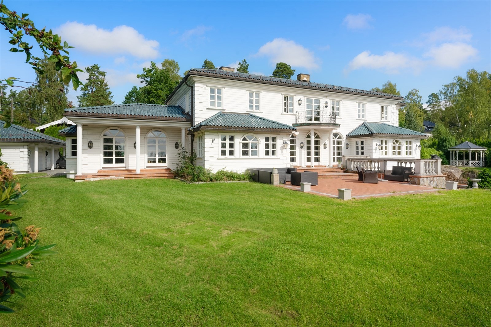 En storslått og herskapelig villaeiendom beliggende praktfullt til på Ullernåsen. Galleribilde