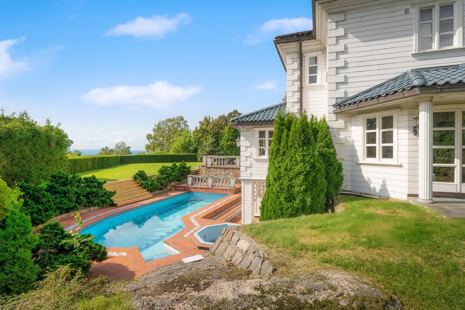 Tomten er flott opparbeidet med hekk, beplantning og terrassseområder. Svært skjermet. Galleribilde