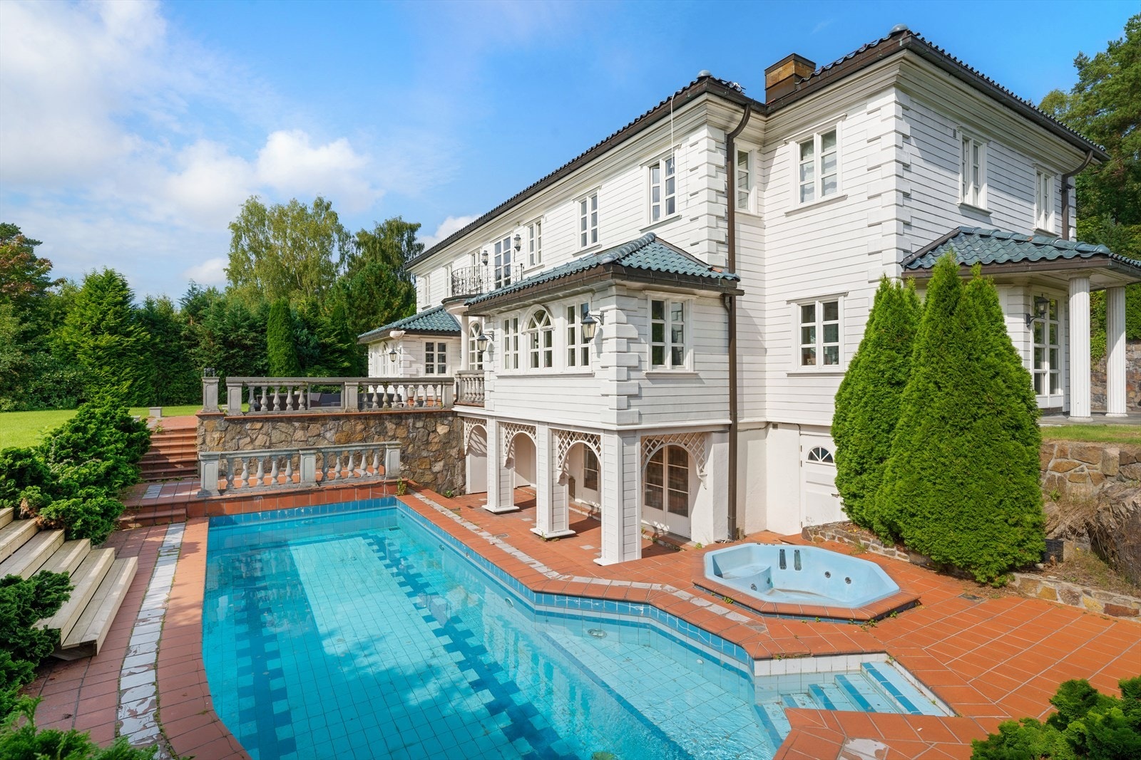 Svømmebasseng og jacuzzi i front av hovedboligen Galleribilde