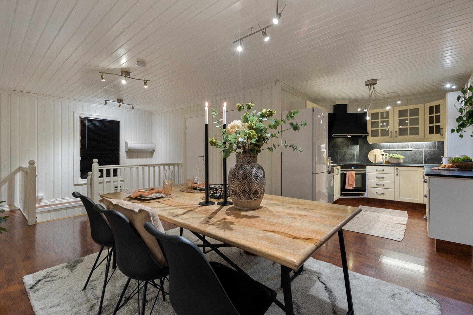 Med stor spisestue kan man samle venner og familie til hyggelig middag. Galleribilde