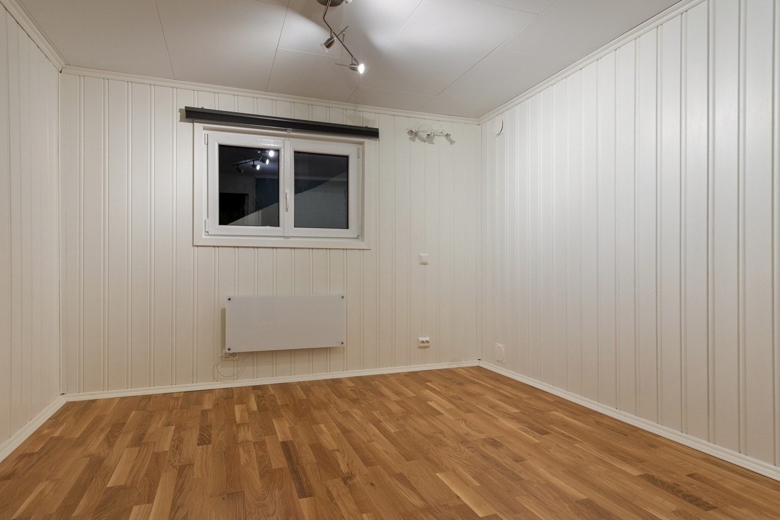 Rom innredet og brukt som soverom i underetasjen på 10 m² Galleribilde