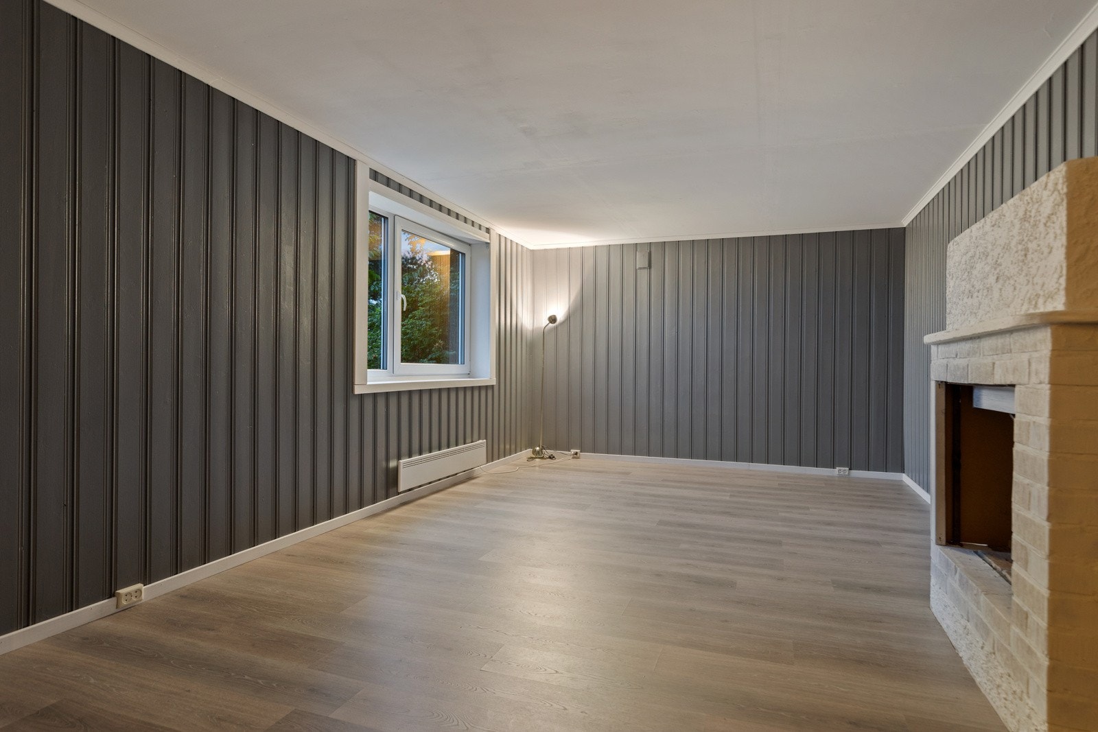 Rom innredet og brukt som kjellerstue med peisovn på 20 m² Galleribilde