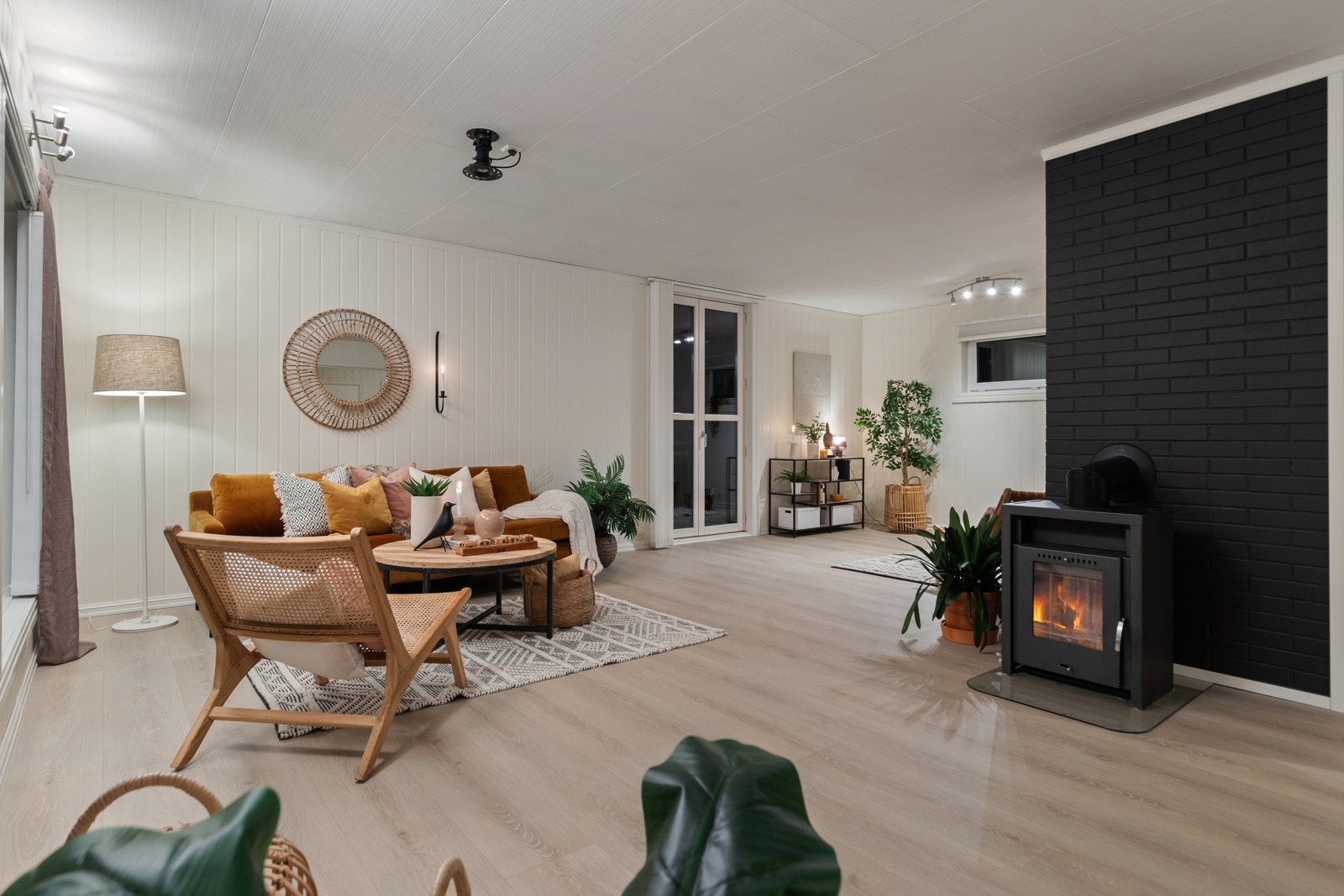 Stilren peis i stuen, med vedfyring som sørger for en lun og behageliig varme. Galleribilde