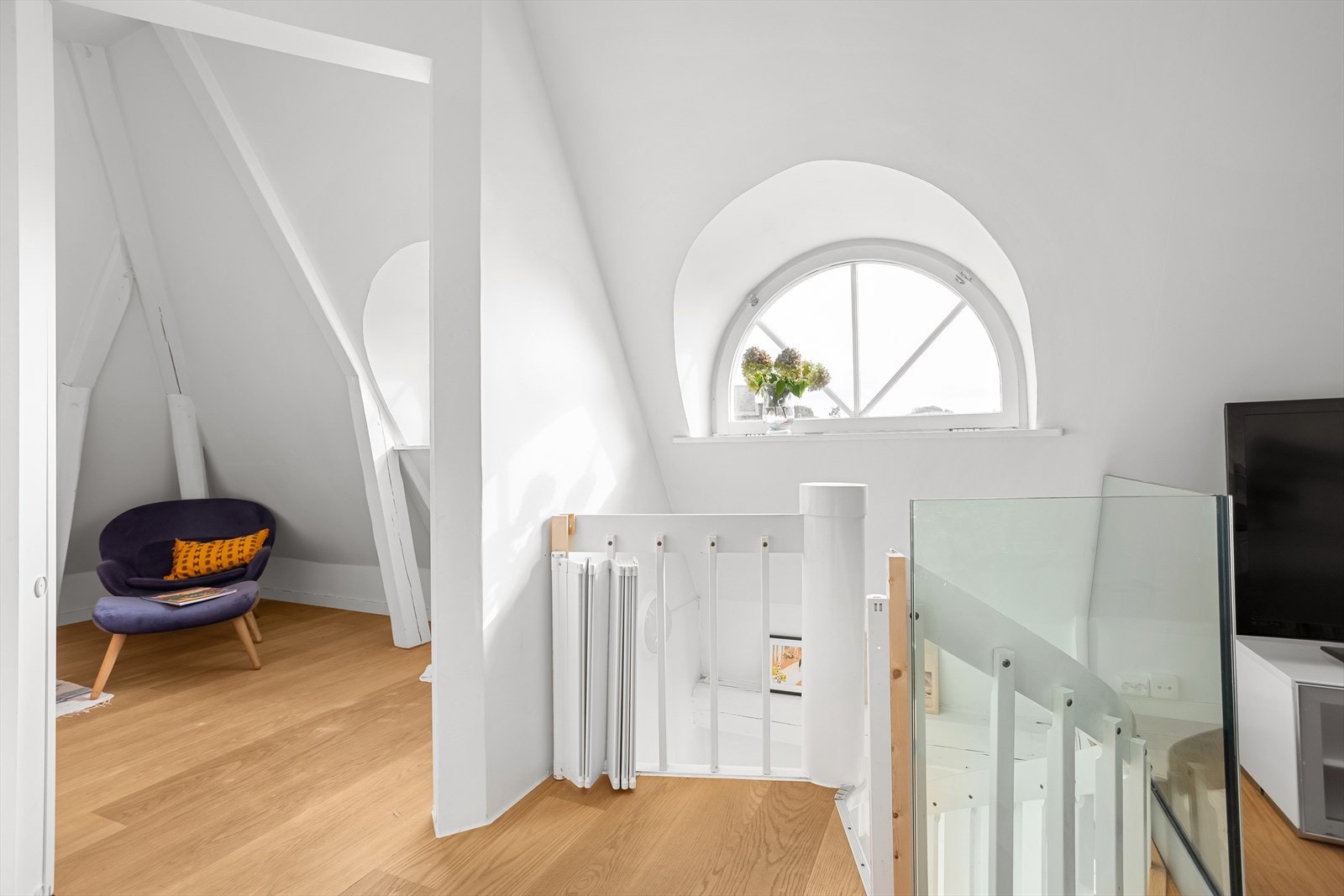 Legg merke til de flotte bueformede vinduene. Galleribilde