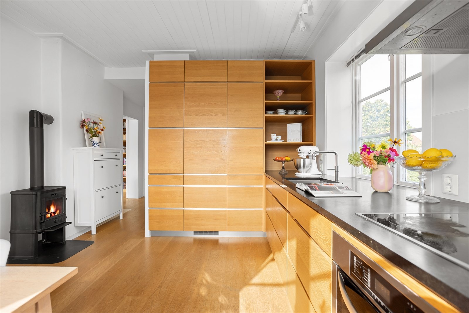 Innredningen består av skifer benkeplate, glassplate over benk, ventilator vifte og underlimt kum. Videre er det integrert komfyr, induksjon platetopp, oppvaskmaskin og kjøl/frys. Galleribilde