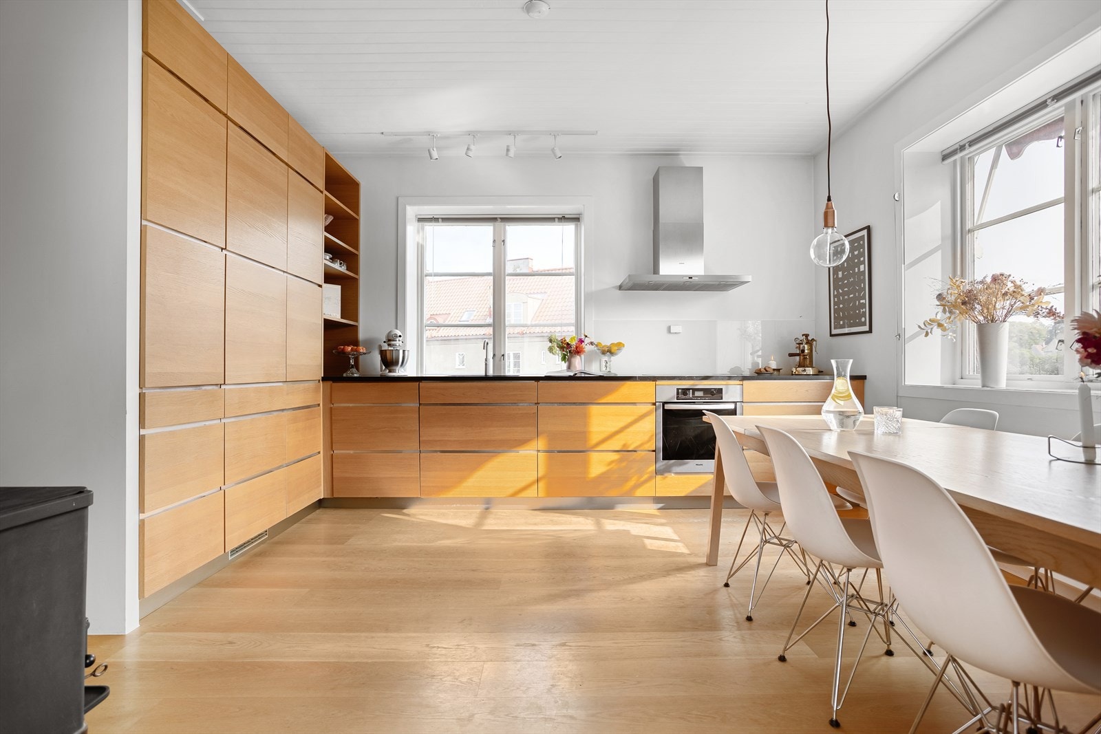 Kjøkkenet er av eik fra Kvik med flotte snekkerbygde hyller i hjørnet. Galleribilde