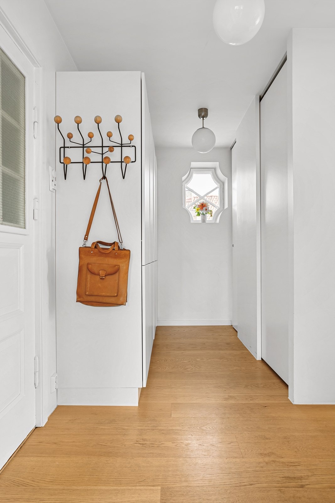 Inngangspartiet er romslig med god plass til oppbevaring av sko og yttertøy. Galleribilde