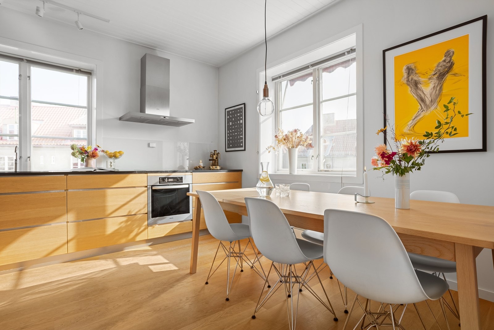 Det er god plass til stort spisebord på kjøkkenet. Galleribilde