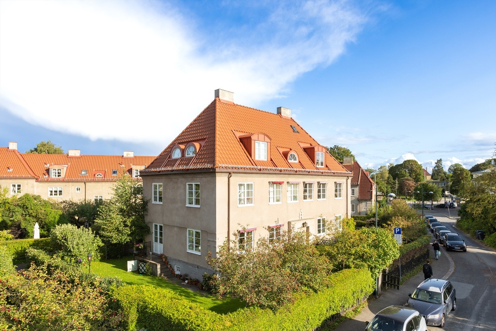 I Ullevål Hageby bor man i en frodig og nydelig oase med en sjelden nærhet til bylivet med alt man kan ønske seg. Galleribilde