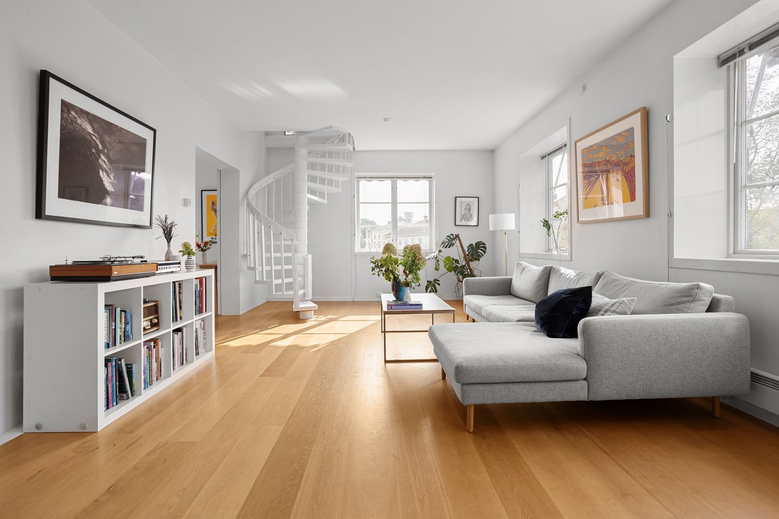 Leiligheten ligger fint til i byggets 2.etasje med utbygget loft, og har en praktisk og familievennlig planløsning. Galleribilde