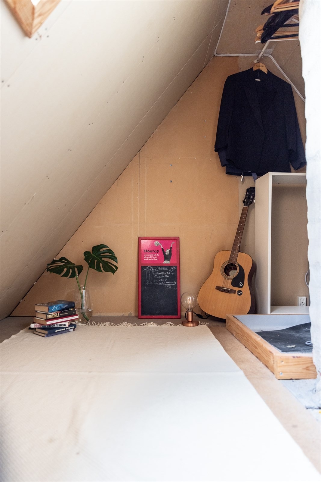 Fra hovedsoverommet er det trapp opp til lagringsloft. Galleribilde