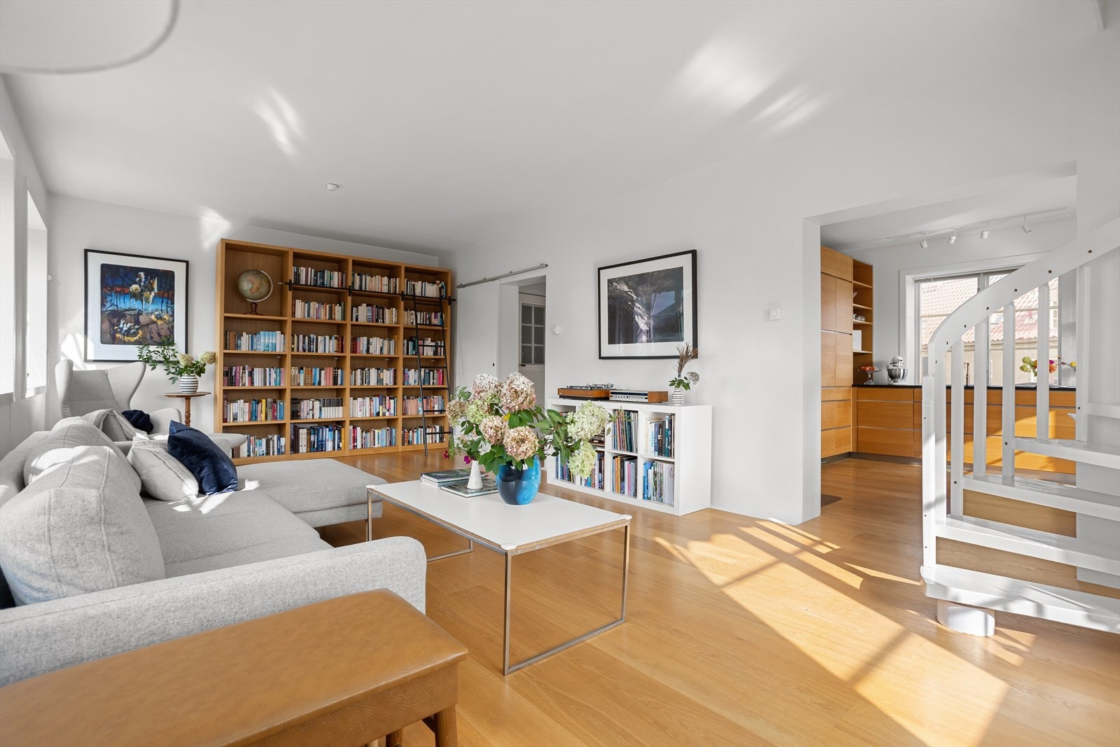 Veggene er lysmalte og gulvet har en flott enstavs eikeparkett. Takhøyden i stuen er på 2,66 meter. Galleribilde