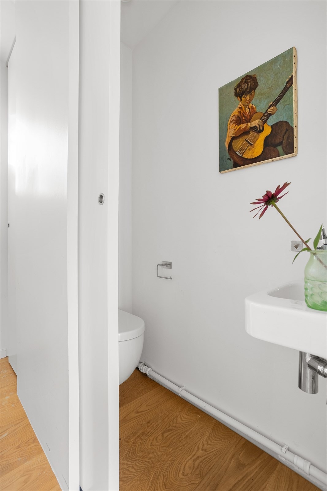 I fin tilknytning til entréen er det et praktisk toalettrom med vegghengt wc og servant. Galleribilde