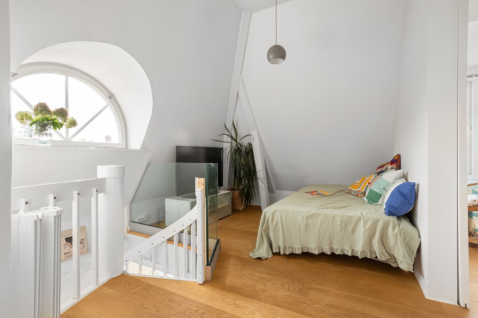 Allrommet i etasjen kan fint utnyttes og innredes på flere måter. Galleribilde