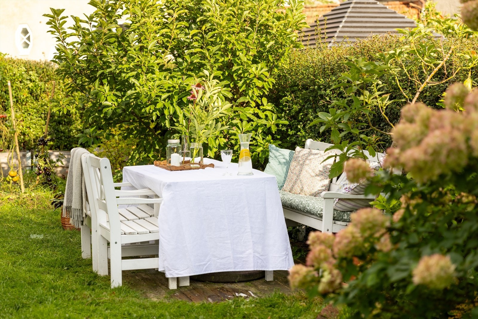 Det er god plass til utemøblement, samt boltreplass for både store og små. Galleribilde