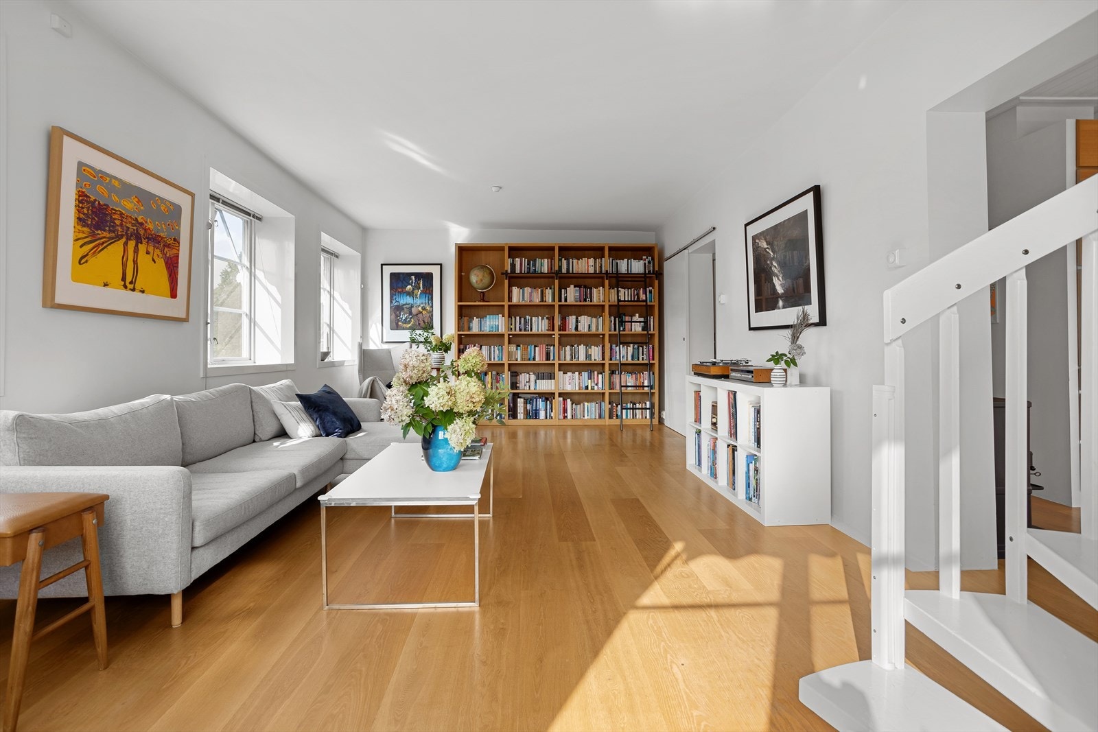 Stuen har god plass til sofaseksjon og øvrig møblement etter ønske. Galleribilde