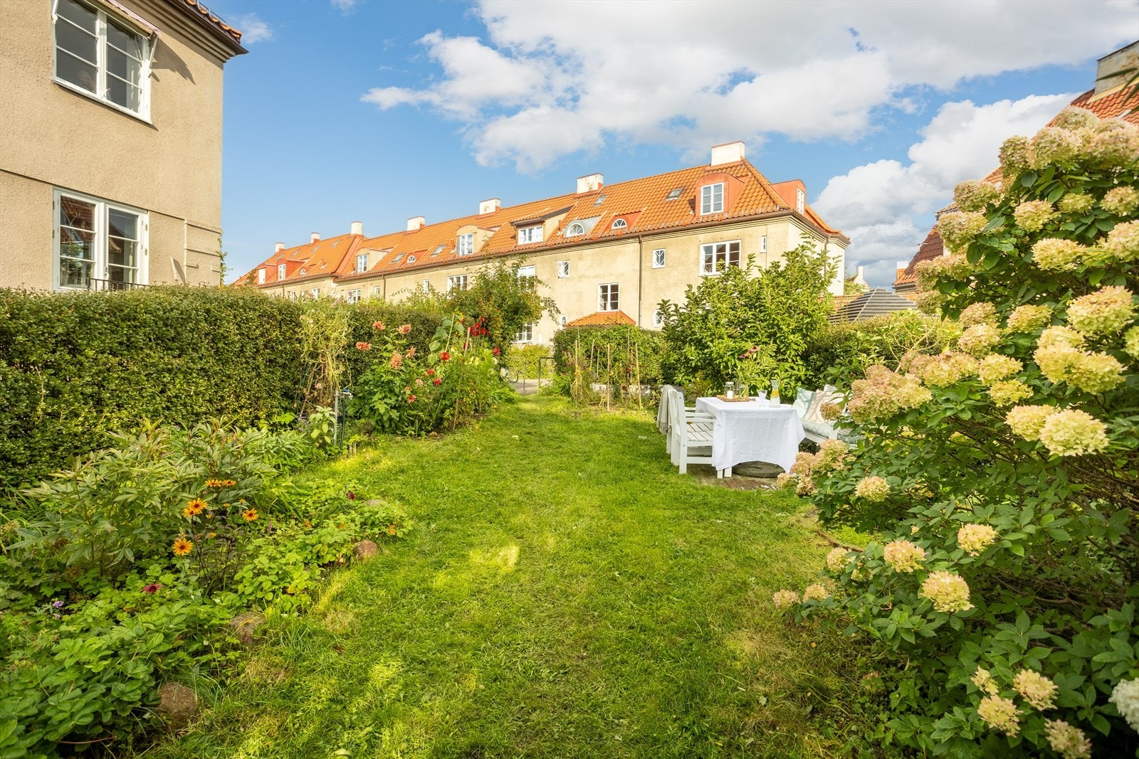 En vakker hagebyleilighet med barnevennlig og tilbaketrukket beliggenhet som vender inn mot rolige omgivelser. Galleribilde