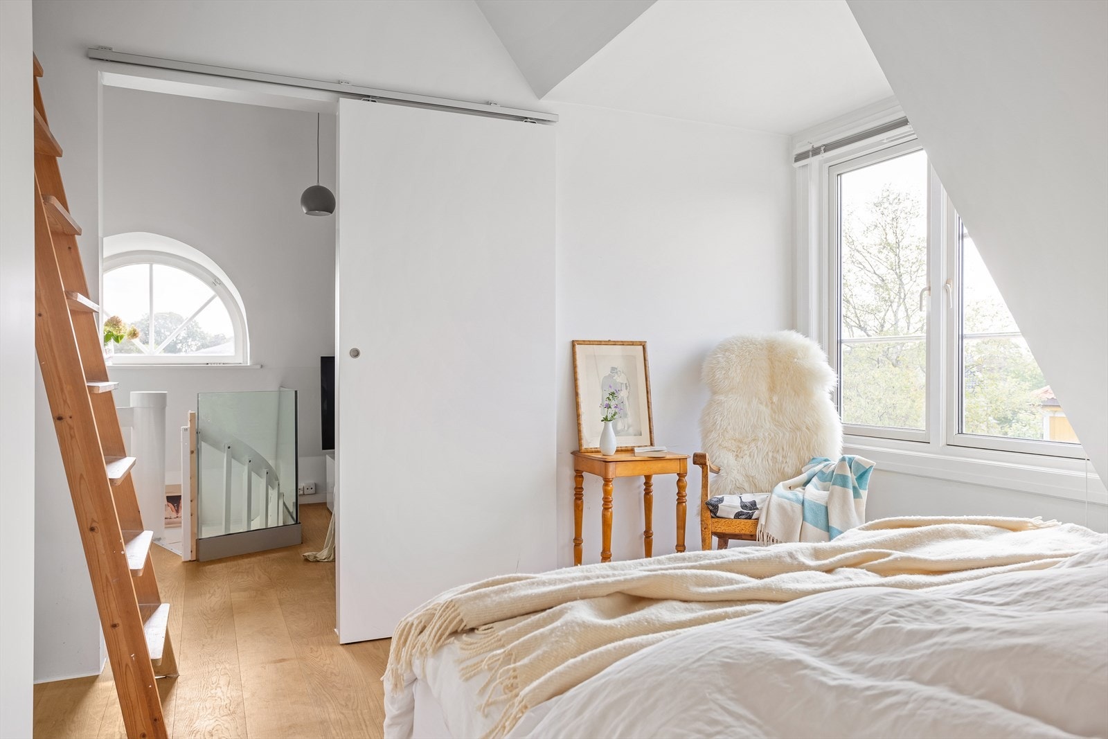 Det er i tillegg plass til øvrig soveromsmøblement. Skyvedøren gir maksimal utnyttelse av arealet. Galleribilde