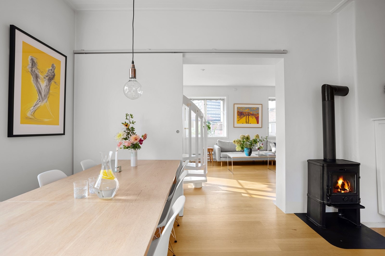 Kjøkkenet ligger i en fin løsning mot stuen som enkelt kan holdes åpent eller lukkes ved behov. Peisovnen er både stemningsfull og en ypperlig varmekilde. Galleribilde