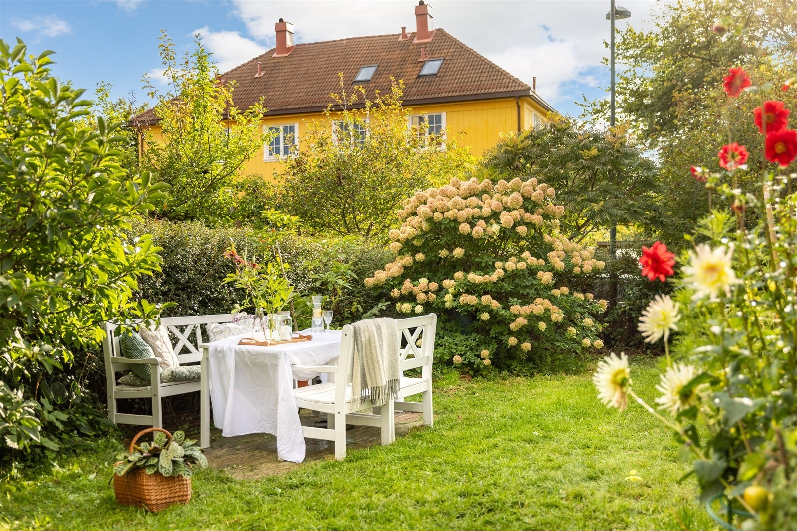 Leiligheten har enkel adkomst til en skjermet, frodig og idyllisk hageparsell. Galleribilde