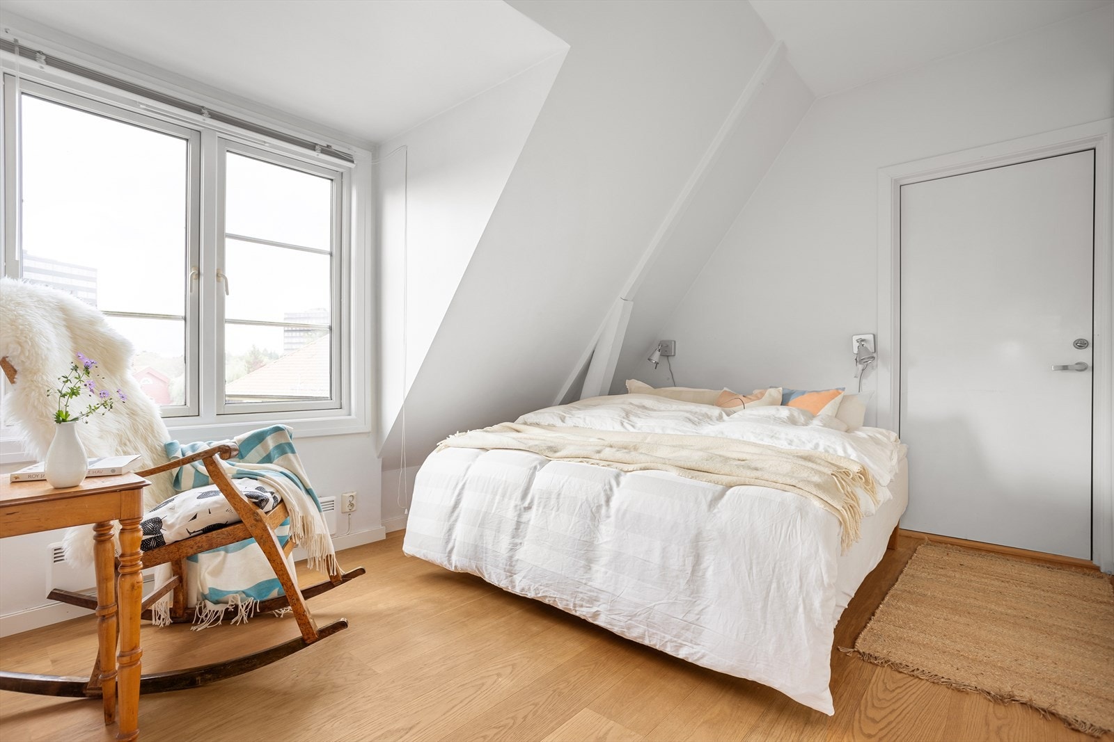 Hovedsoverommet oppleves lyst og luftig med god plass til dobbeltseng. Galleribilde