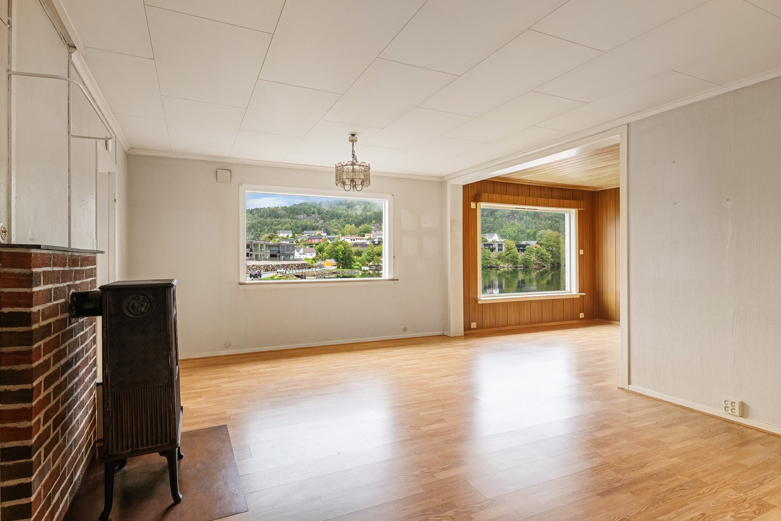 Somslig stue med store vindusflater mot Selura. Galleribilde