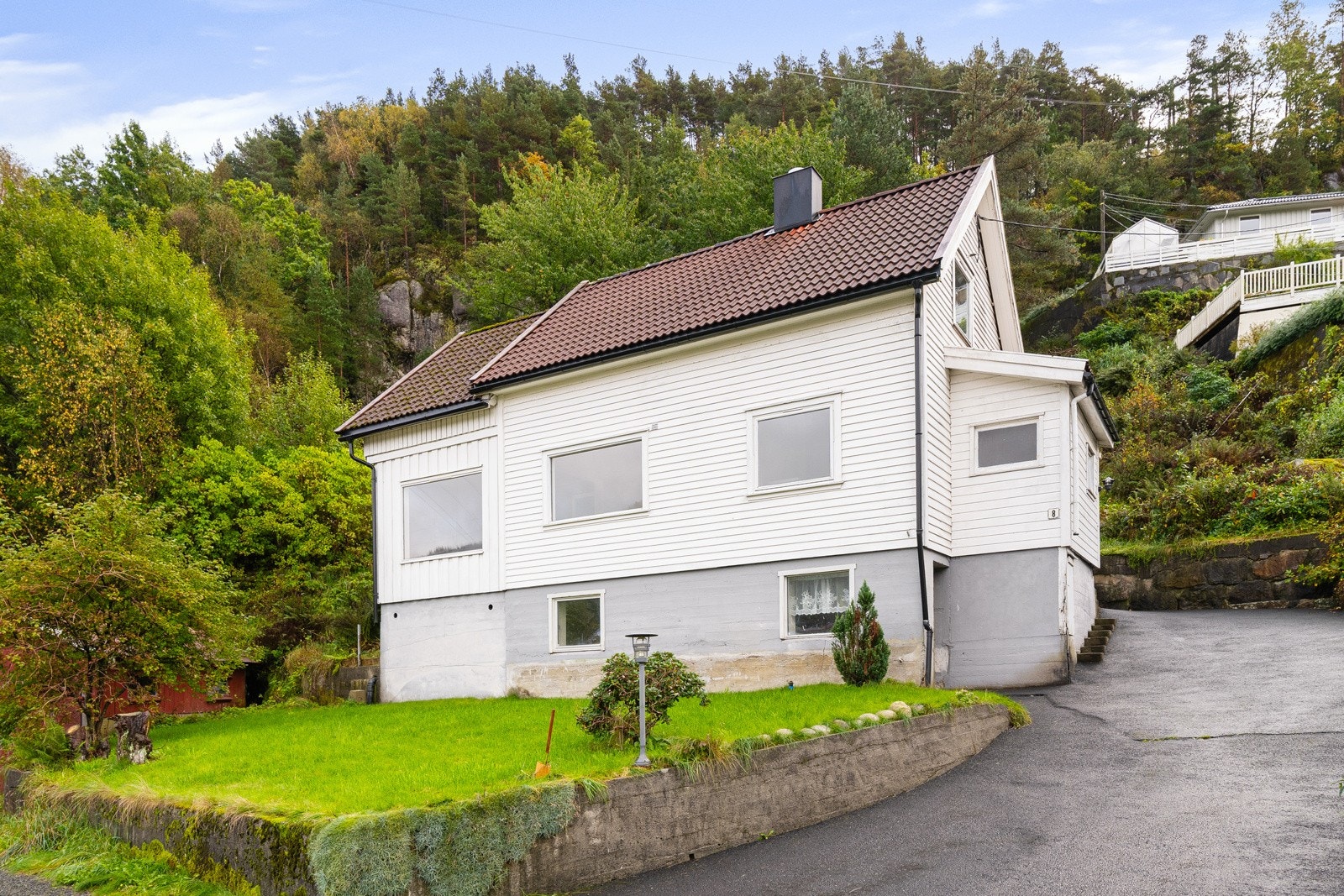 Fasade og innkjørsel - Plen foran boligen. Galleribilde