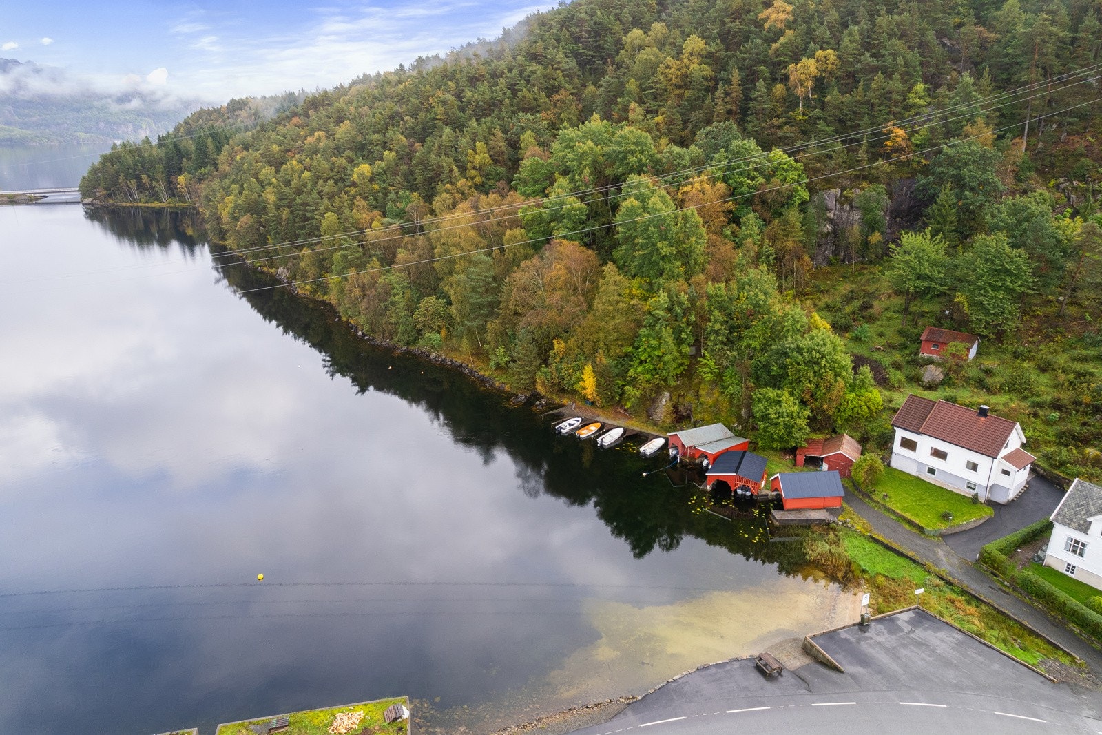 Badeplass innerst i vika rett utenfor boligen. Galleribilde