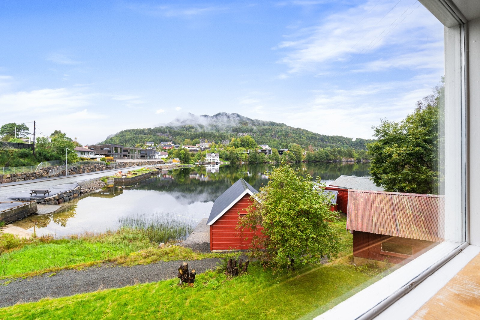 Utsikt mot Selura og badeplassen. Galleribilde