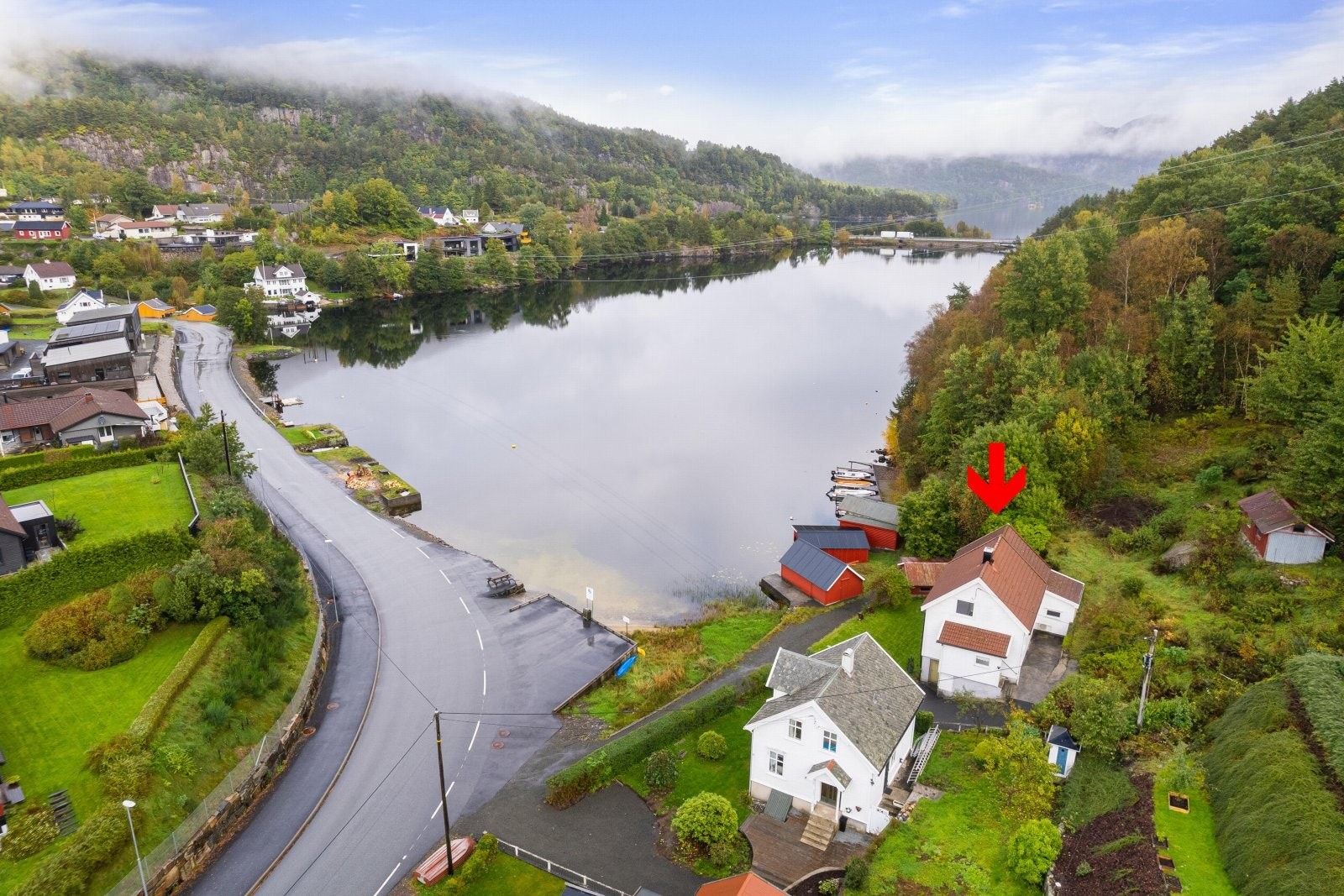Til boligen hører det til en båtplass like nedenfor boligen. Galleribilde
