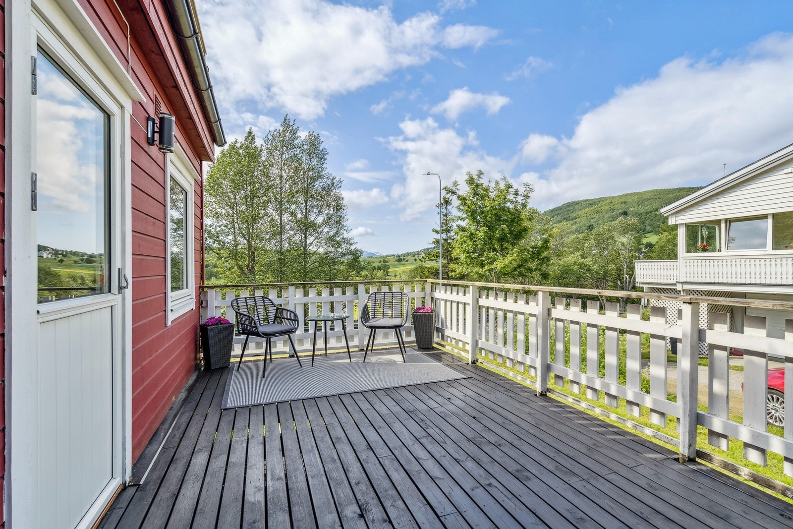Veranda med gode solforhold på ettermiddag. Galleribilde