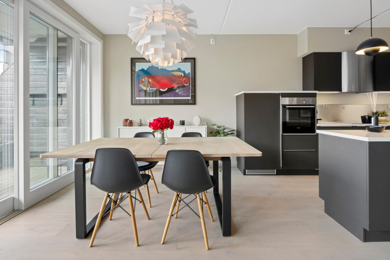 Plass til stort spisebord hvor du kan samle familie og venner til hverdag og fest. Galleribilde