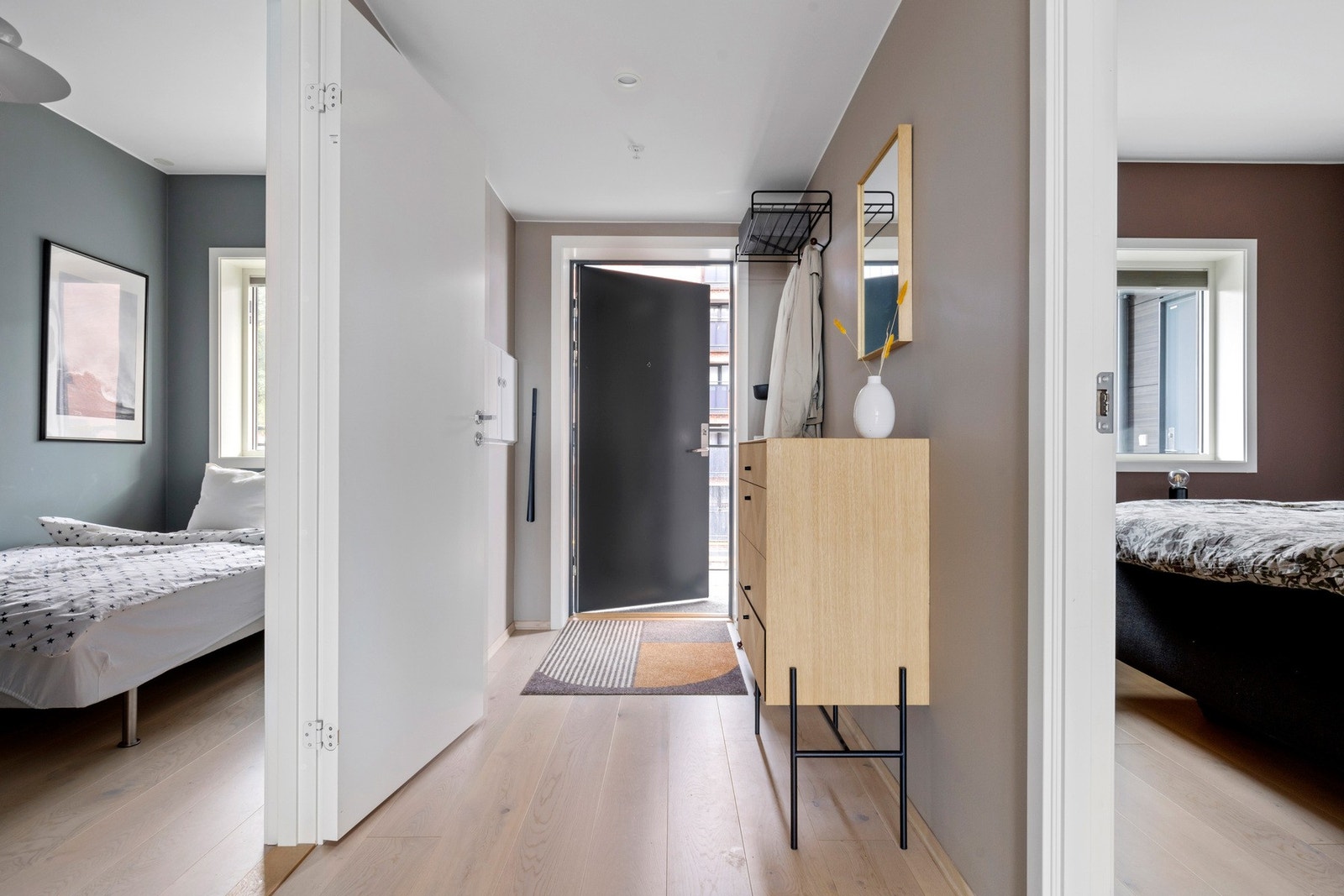 Velkommen inn. Luftig og fin entré med god plass til lagring av sko og yttertøy. Galleribilde