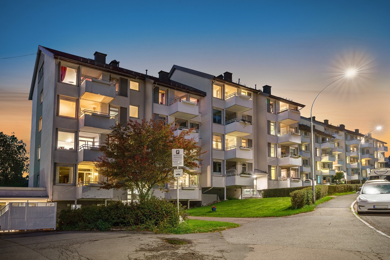 Velkommen til herlige Ragna Nielsens vei 32c. Her bor du i et godt etablert og barnevennlig boligområde. Galleribilde