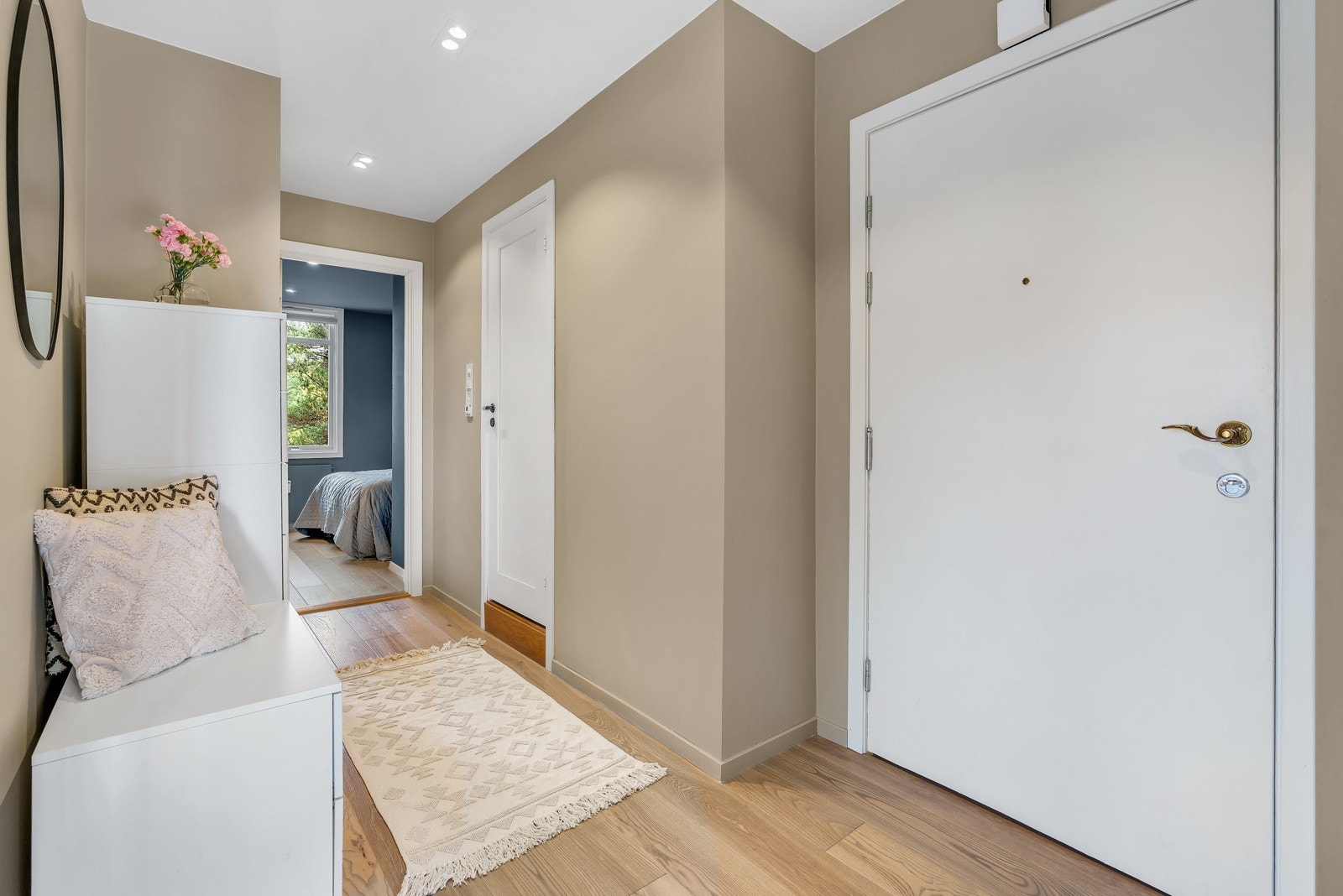 Entré/gang med nymalte overflater, lekkert 1-stavs laminatgulv og downlights i himling. Det er plass til garderobeskap eller sittebenk med kommode og knaggrekker. Galleribilde