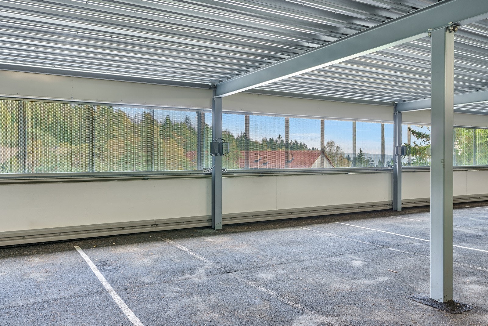 Med boligen følger garasjeplass i et oppusset garasjeanlegg med ferdig montert EL-lader. Ellers godt med gateparkering rundt boligen. Galleribilde