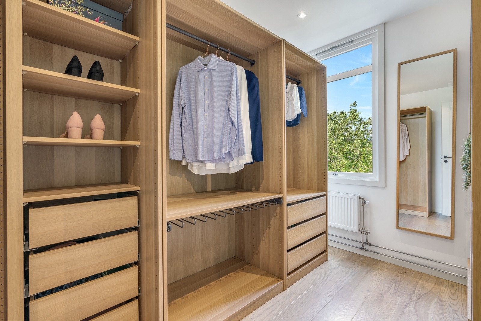 Soverom 2 er nå benyttet som herlig garderoberom/ walk-in-closet. Det er også her downlights, 1-stavs laminatgulv og nymalte overflater. Galleribilde