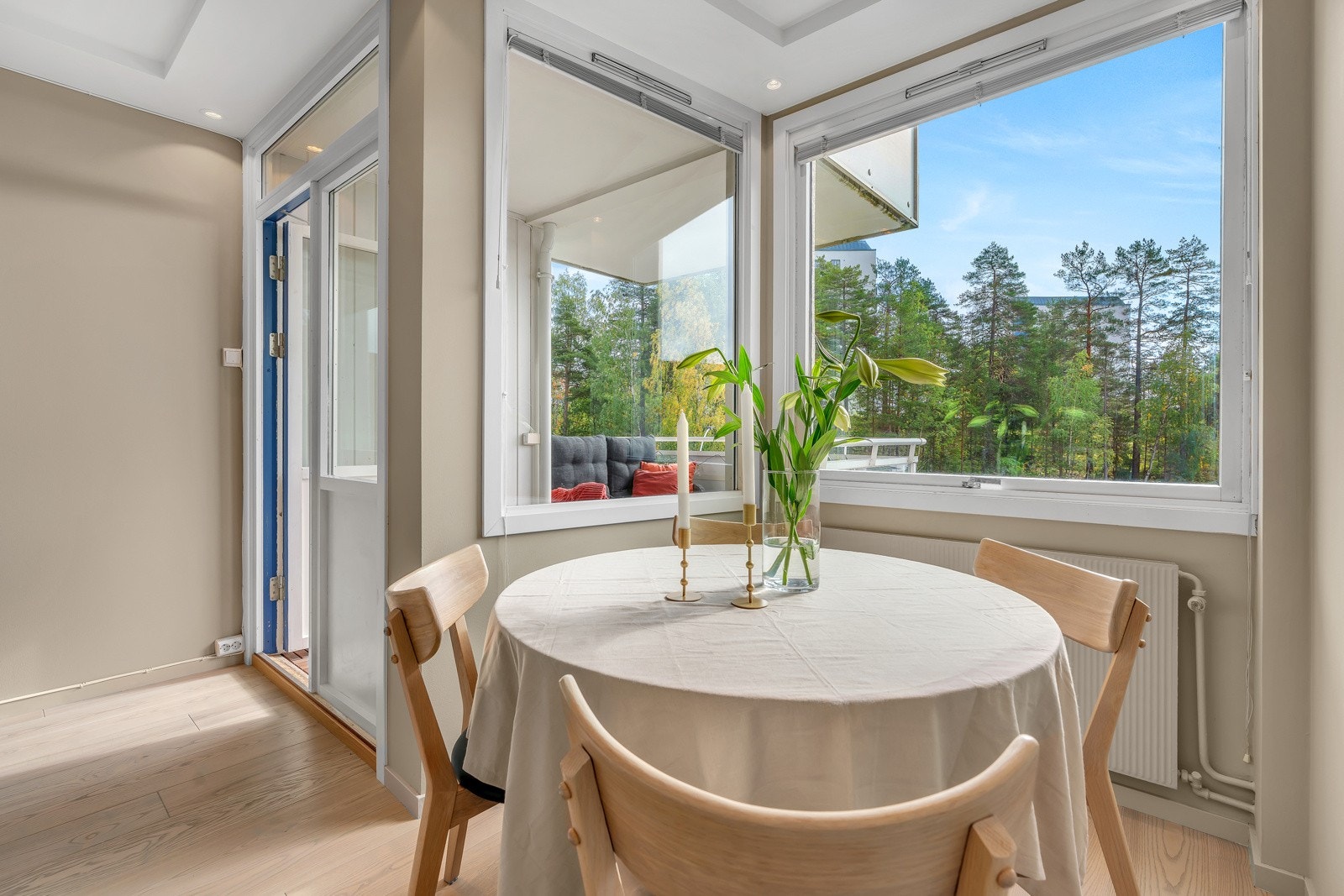 Trivelig spisekrok med store vindusflater og godt med lysinnslipp. Galleribilde