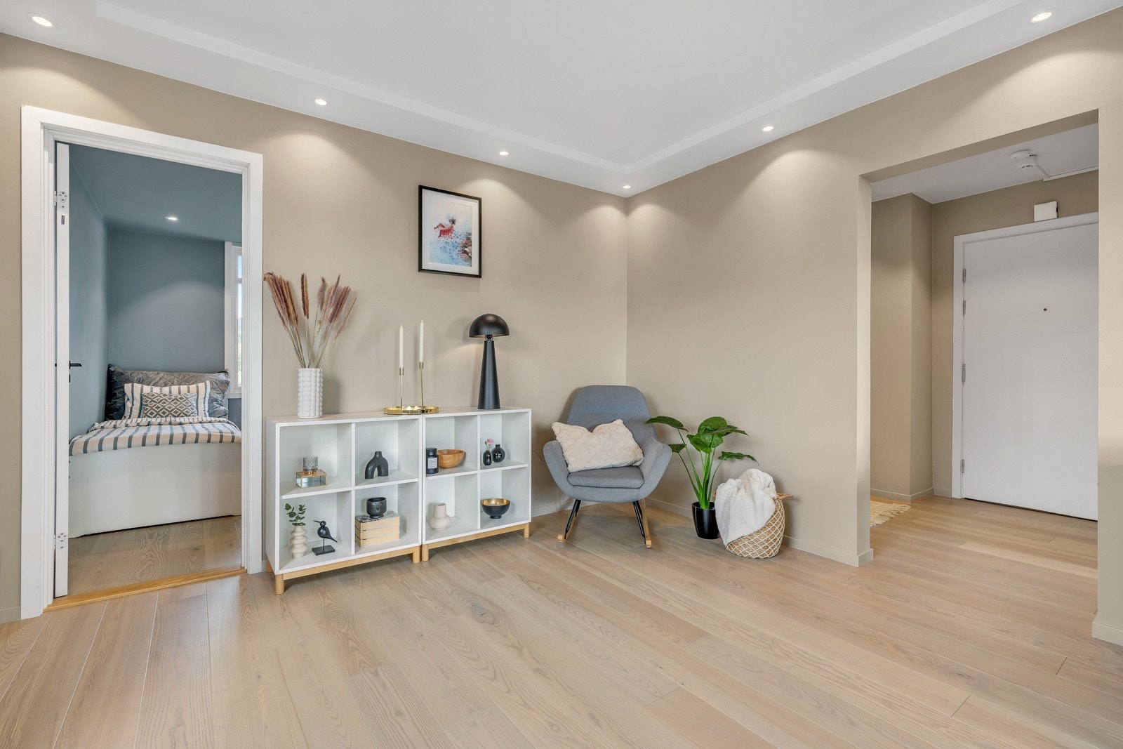 I enden av stuen er det plass til kommodeløsninger, pynt, lesekrok eller lite lekeområde for de minste ungene. Følg med videre. Galleribilde