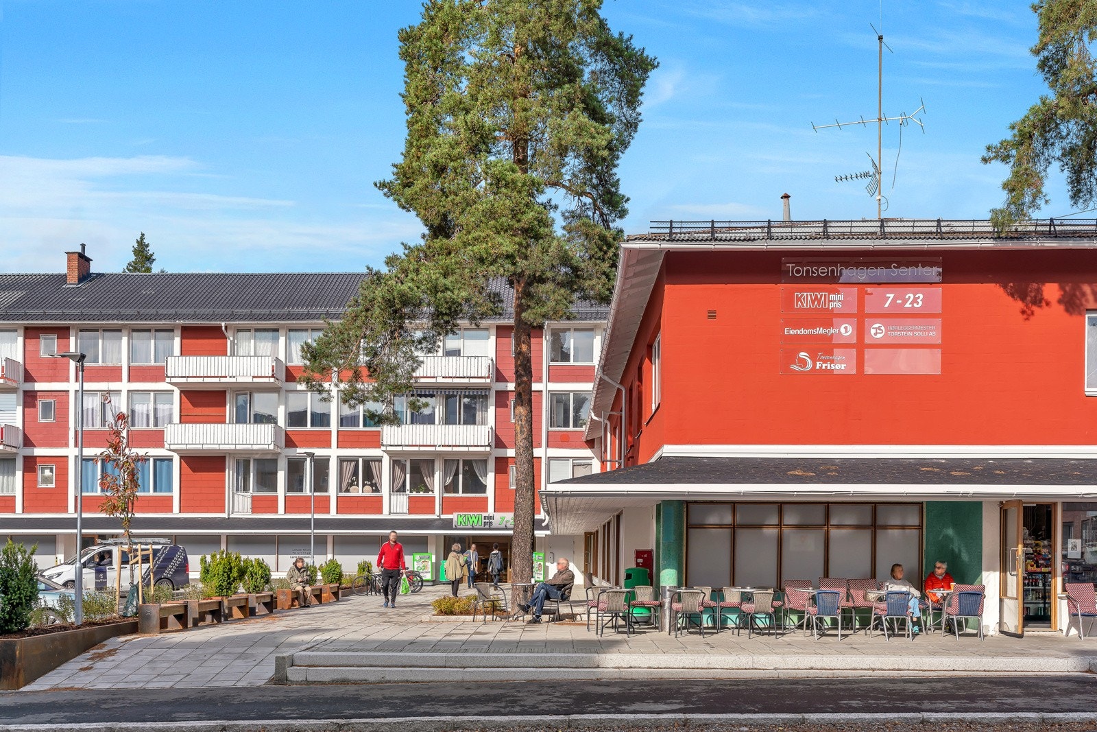 Kort gangavstand til Tonsenhagen torg med kafé, dagligvare mm. Galleribilde