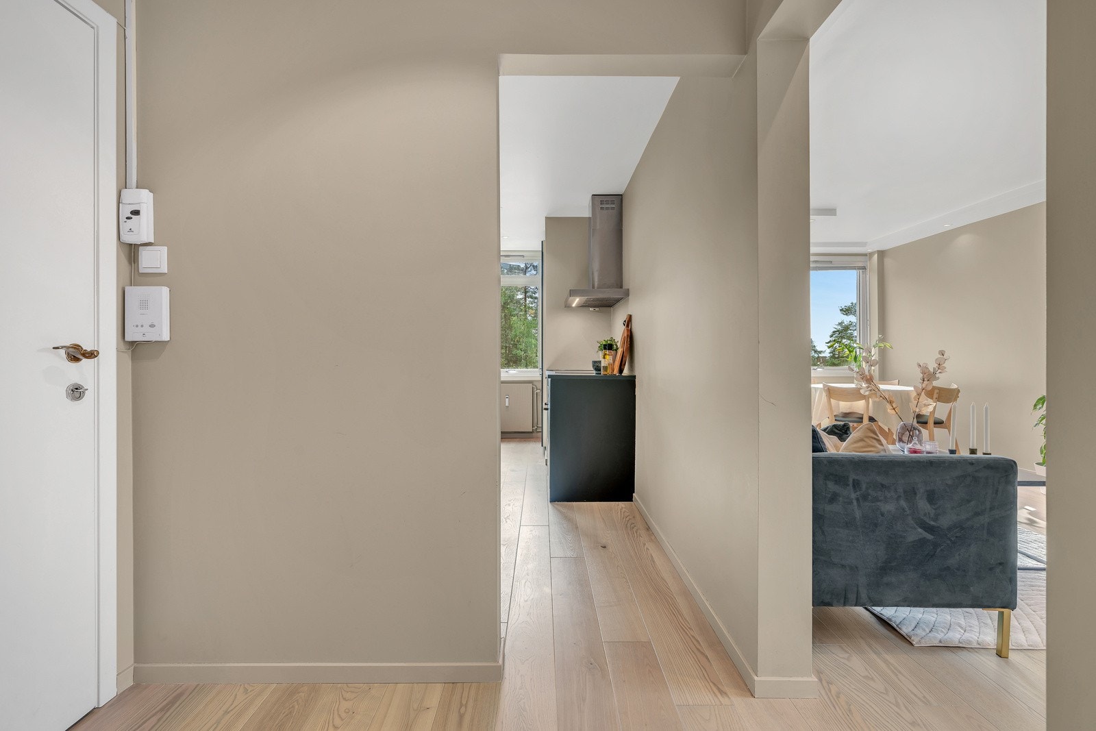 Vel inn døren møtes du av en delikat og innbydende entré med videre adkomst til bad, 2 soverom, kjøkken og stue. Galleribilde