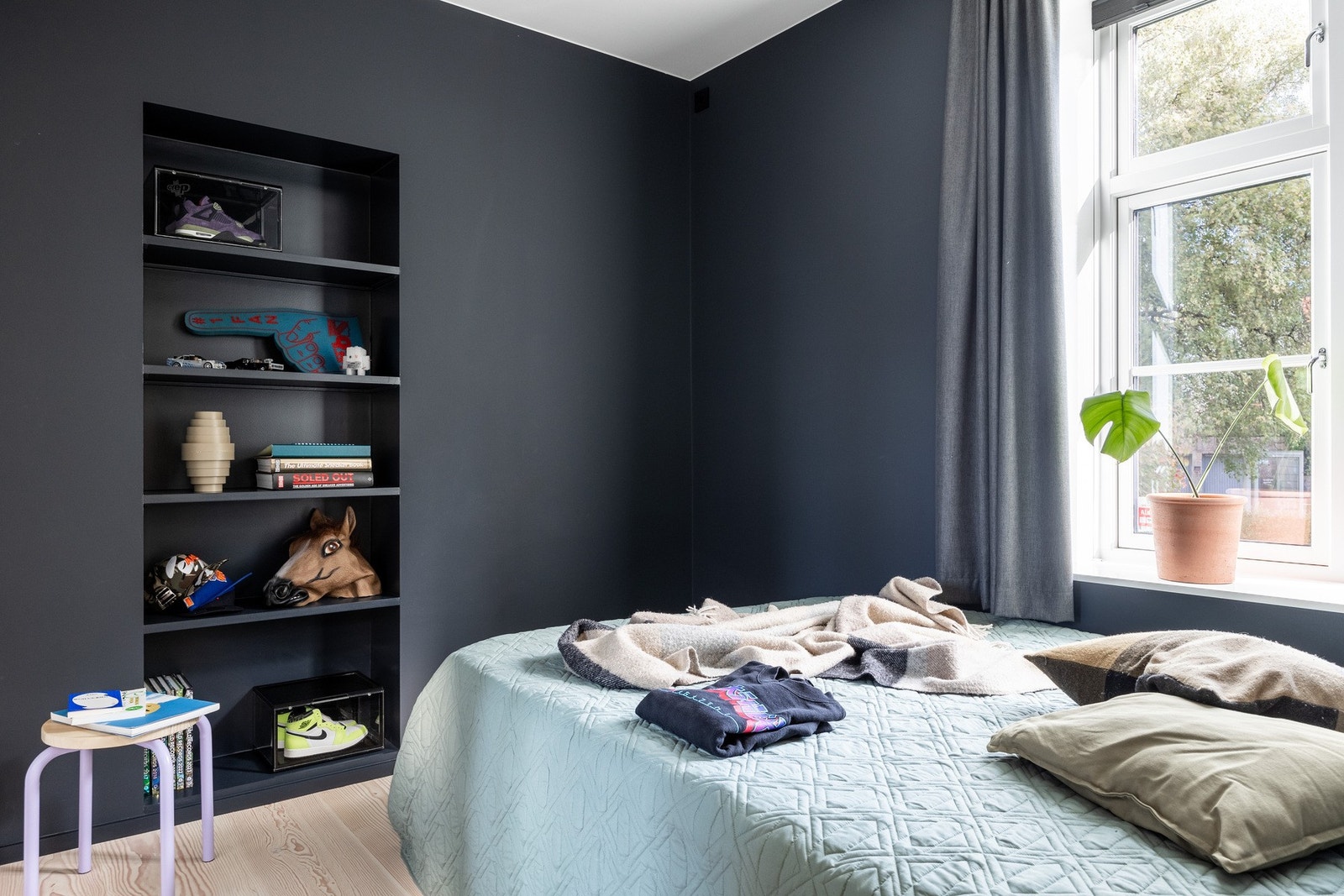 Leilighetens totalt fem soverom legger godt til rette for en større husholdning - og dersom du ikke har behov for alle soverommene kan du enkelt benytte et eller flere som for eksempel hobbyrom, gjesterom eller kontor. Galleribilde