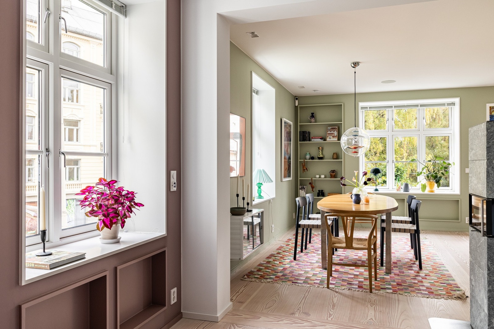 Leiligheten på 167 kvm går over tre etasjer med særdeles gode lysforhold. Galleribilde