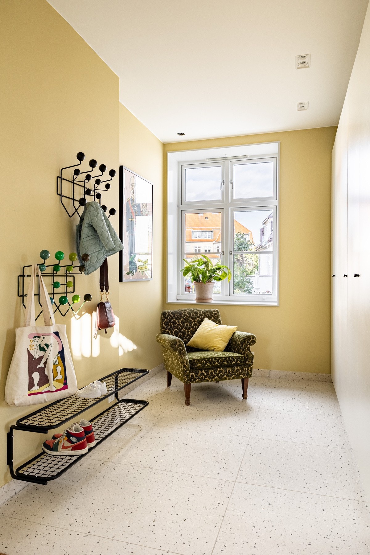 Meget romslig entré med stor garderobe. Galleribilde