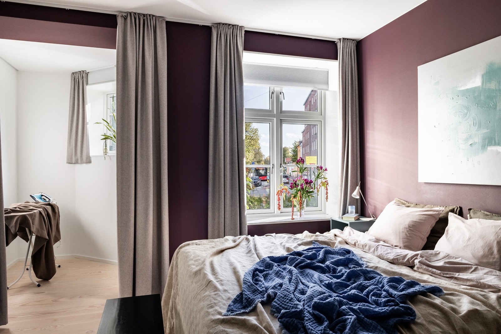 God plass til stor dobbel-seng og møblering. Galleribilde