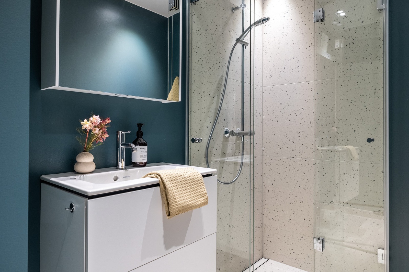 Badet er innredet med servant med underskap, regndusj, vegghengt toalett og speil, og har et tidsmessig uttrykk samt velvalgte detaljer. Galleribilde